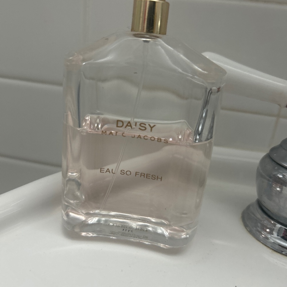 Daisy perfume